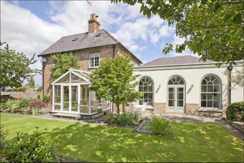 Side link extension to enlarge kitchen in SkeltononUre