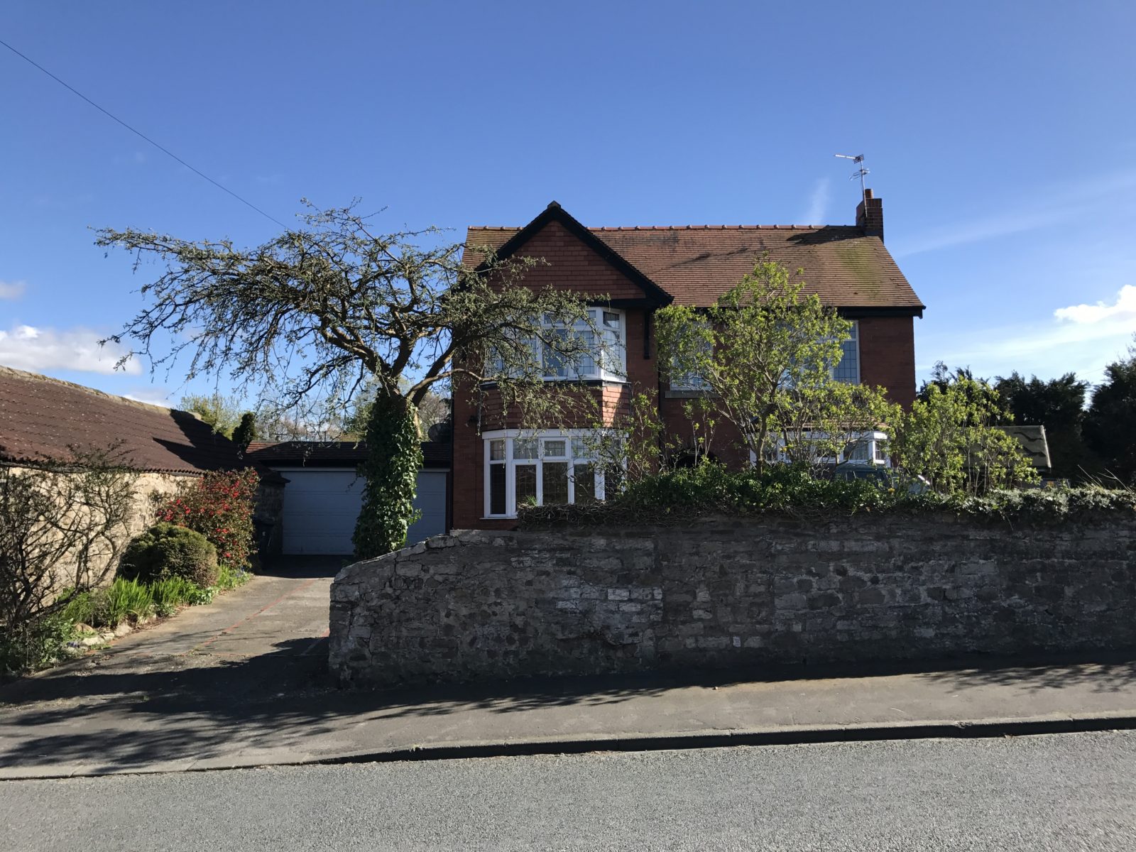 design a rear single storey extension to a house in Whitcliffe Drive, Ripon